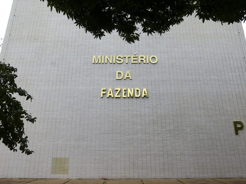 Governo vai ao STF contra PEC que cria aposentadoria especial para agentes de saúde