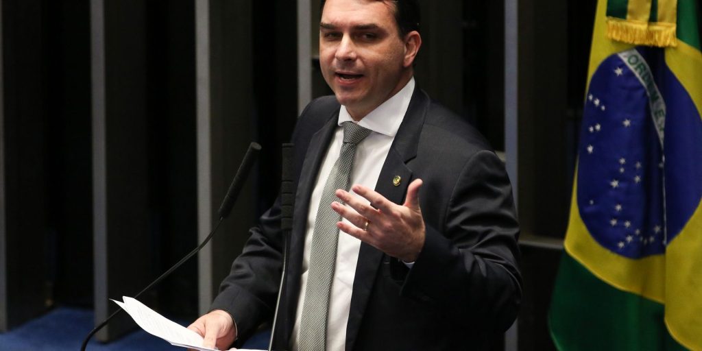 PGR defende oitiva de Flávio Bolsonaro em inquérito por calúnia contra Lula e cita possibilidade de retratação
