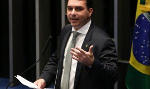 PGR defende oitiva de Flávio Bolsonaro em inquérito por calúnia contra Lula e cita possibilidade de retratação