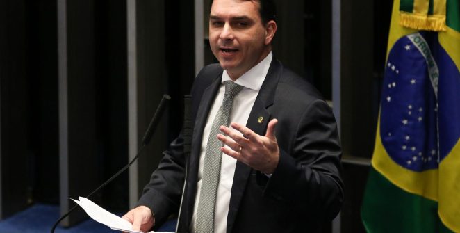 PGR defende oitiva de Flávio Bolsonaro em inquérito por calúnia contra Lula e cita possibilidade de retratação