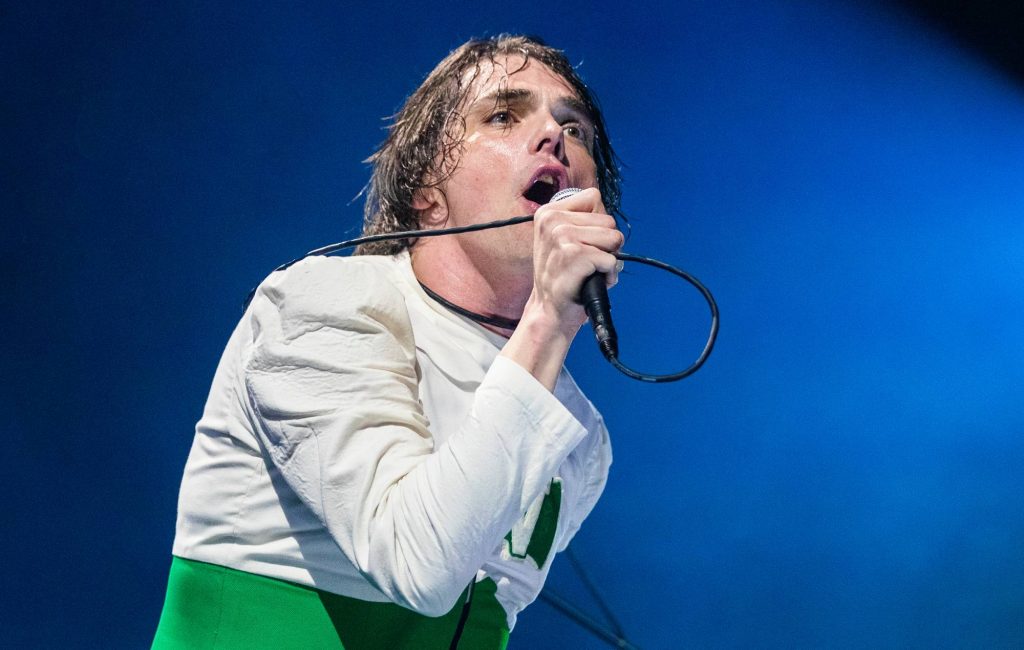 Gerard Way encerra festa de fãs do My Chemical Romance em Wembley com música inusitada de O Vento nos Salgueiros