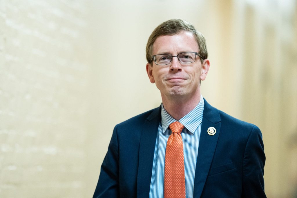 Deputado Dusty Johnson alerta que EUA subestimam ameaça chinesa e pede bipartidarismo para evitar colapso fiscal