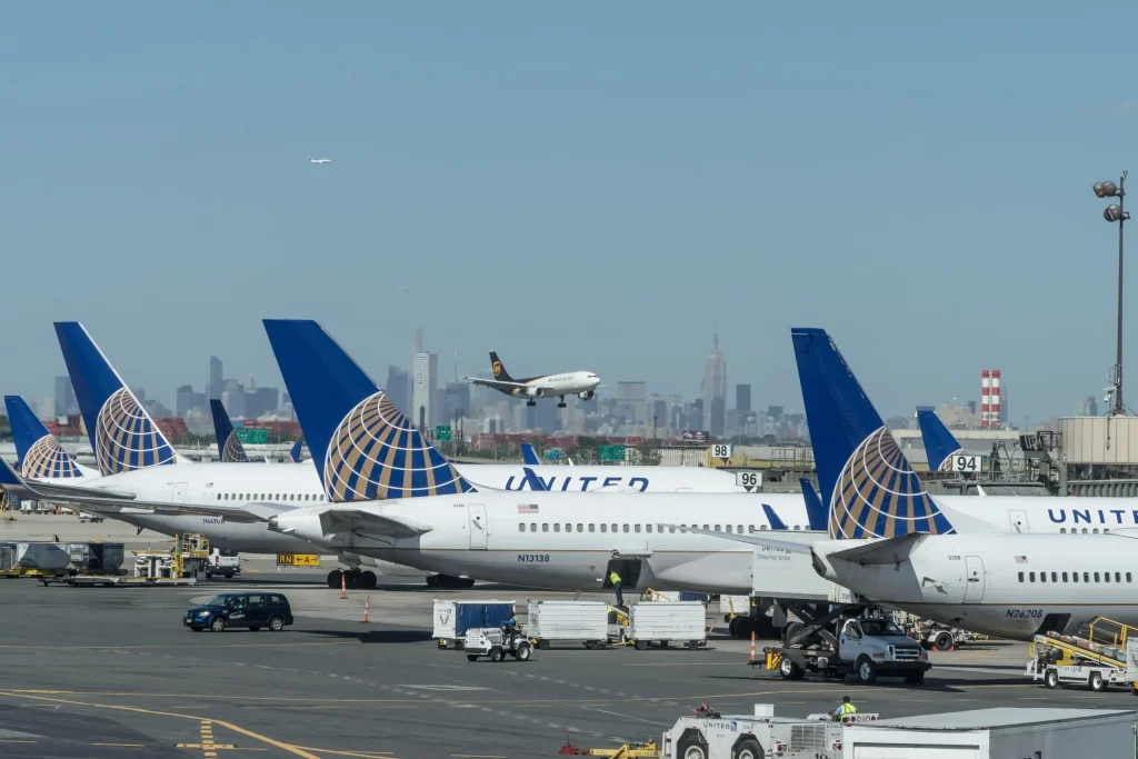 Passageiro da United Airlines é obrigado a trocar camiseta com frase contra guerra antes de embarcar