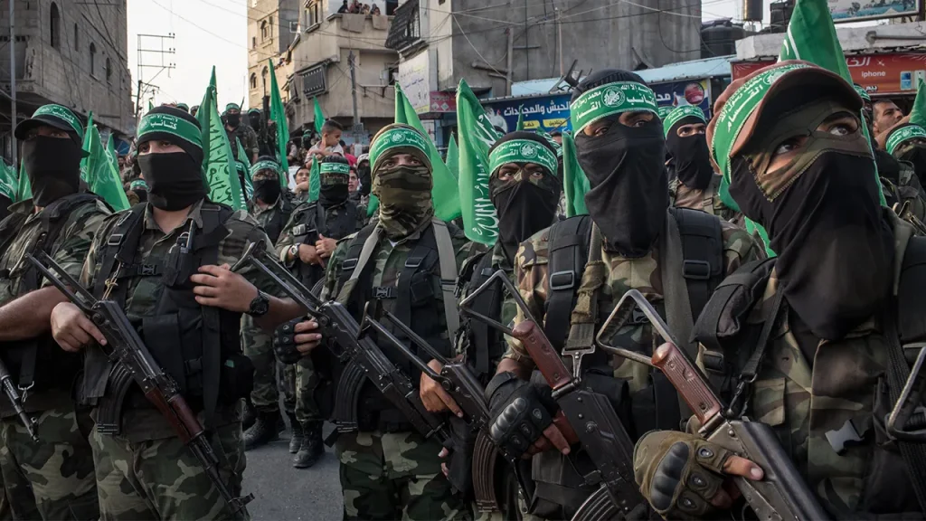 Hamas dissolve comitê de governo em Gaza, mas mantém armas e gera ceticismo