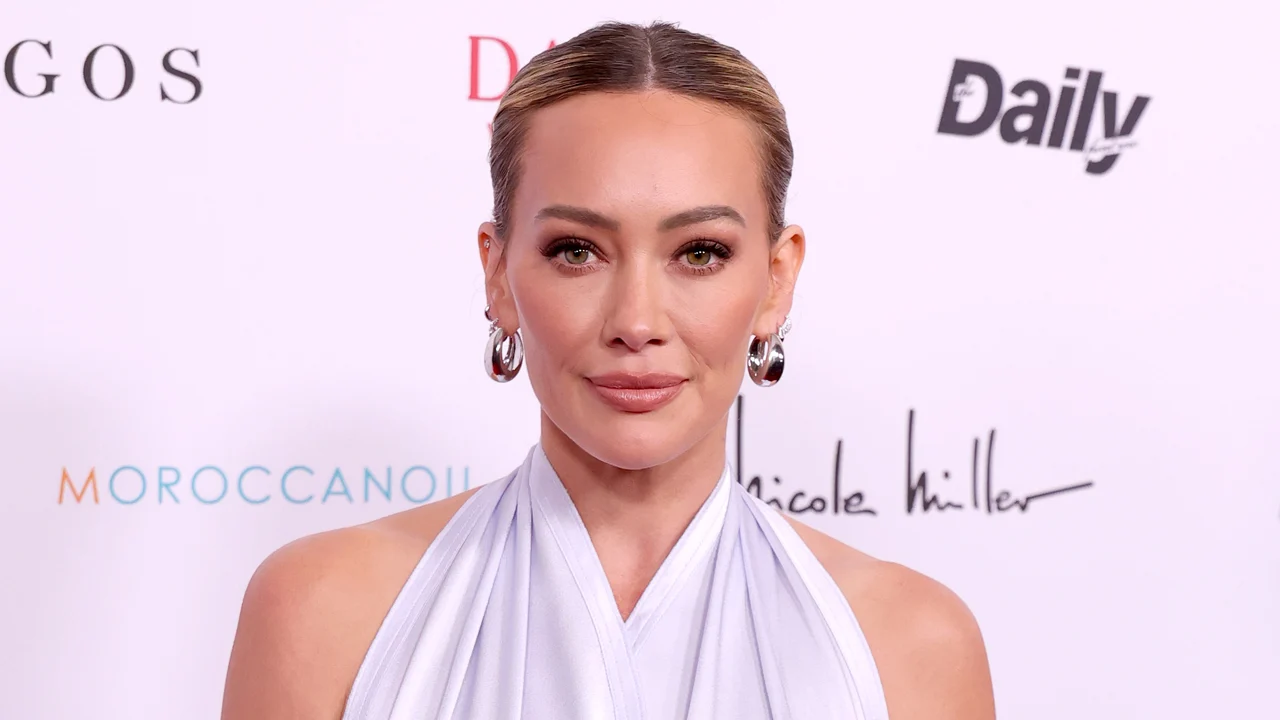 Hilary Duff reage ao fã balançando-a no palco na parada ‘Lucky Me Tour’ de Dallas