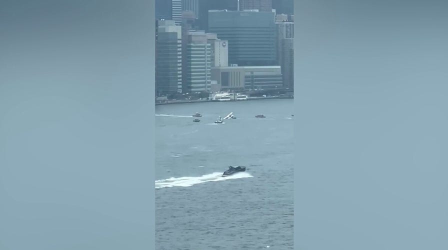 8 rescued after seaplane makes hard landing in NYC