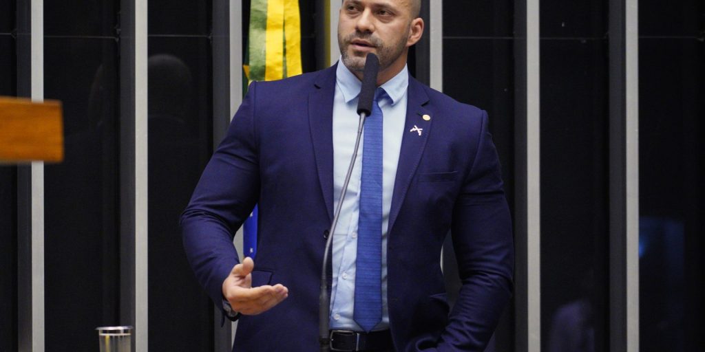 Moraes intima Daniel Silveira a explicar vídeo de apoio a senador postado em rede social
