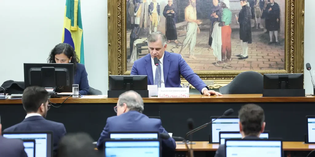 CCJ aprova PEC que extingue aposentadoria compulsória como punição a juízes