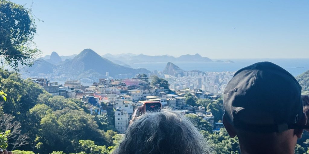 Trilha na Rocinha revela Mata Atlântica preservada e história do reflorestamento da Floresta da Tijuca