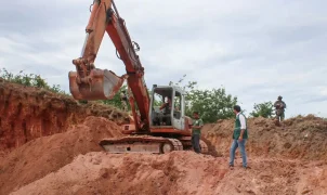 Inea interdita área de extração ilegal de minério em Maricá e apreende retroescavadeira
