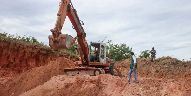 Inea interdita área de extração ilegal de minério em Maricá e apreende retroescavadeira