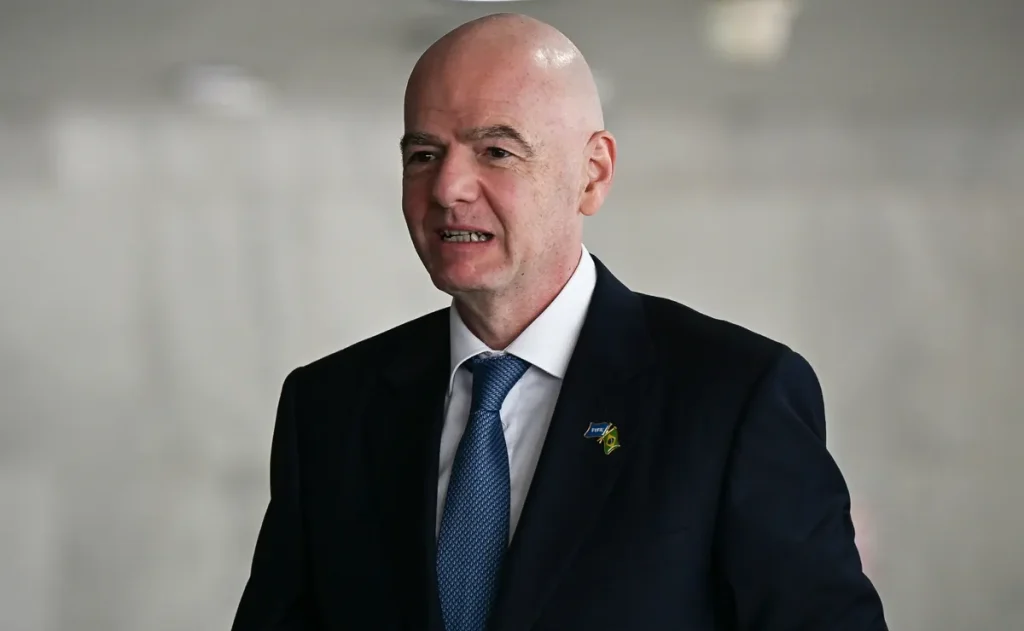 Conselheiro de Infantino renuncia e critica plano da FIFA de vender participação na Copa do Mundo