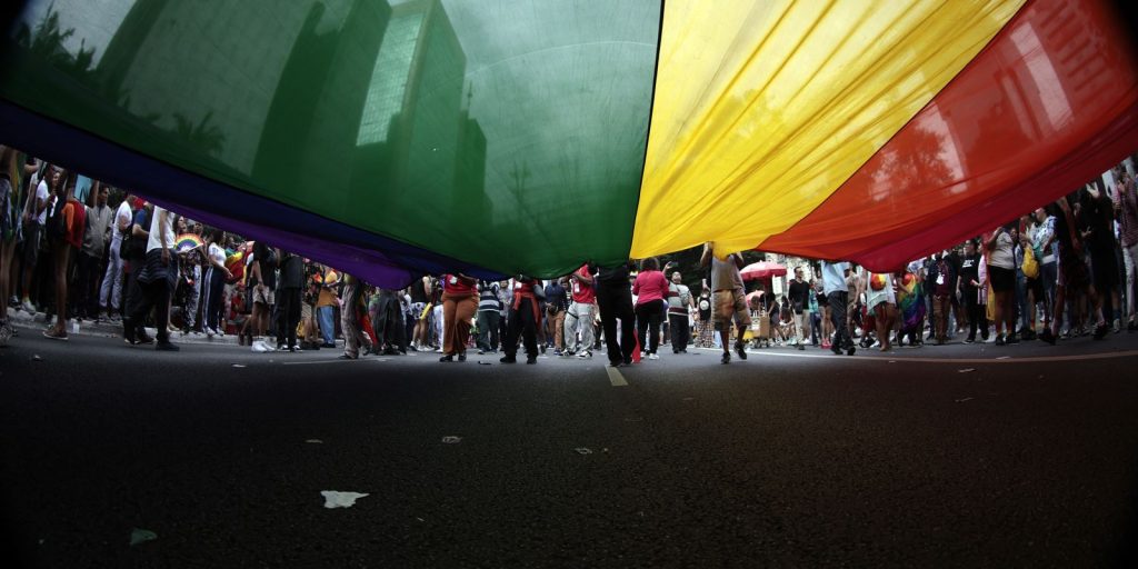 ONG denuncia ausência de dados sobre LGBTIfobia no Rio e aciona Polícia Civil e MP