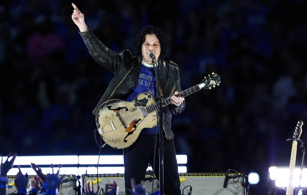 Jack White sobe ao palco no Brooklyn com a filha Scarlett no baixo para três músicas