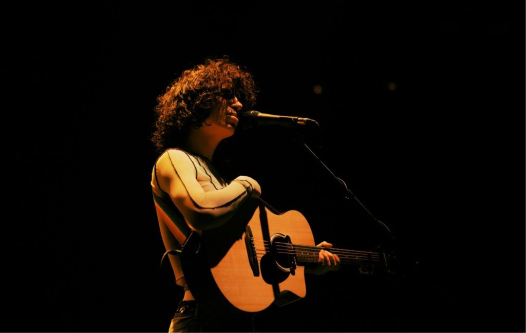 Jacob Alon anuncia álbum ao vivo duplo gravado no The Roundhouse e divulga versão emocionante de All Apologies do Nirvana