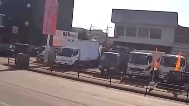 Explosão destrói shopping recém-reaberto no Japão após terremoto; dezenas de funcionários estão desaparecidos