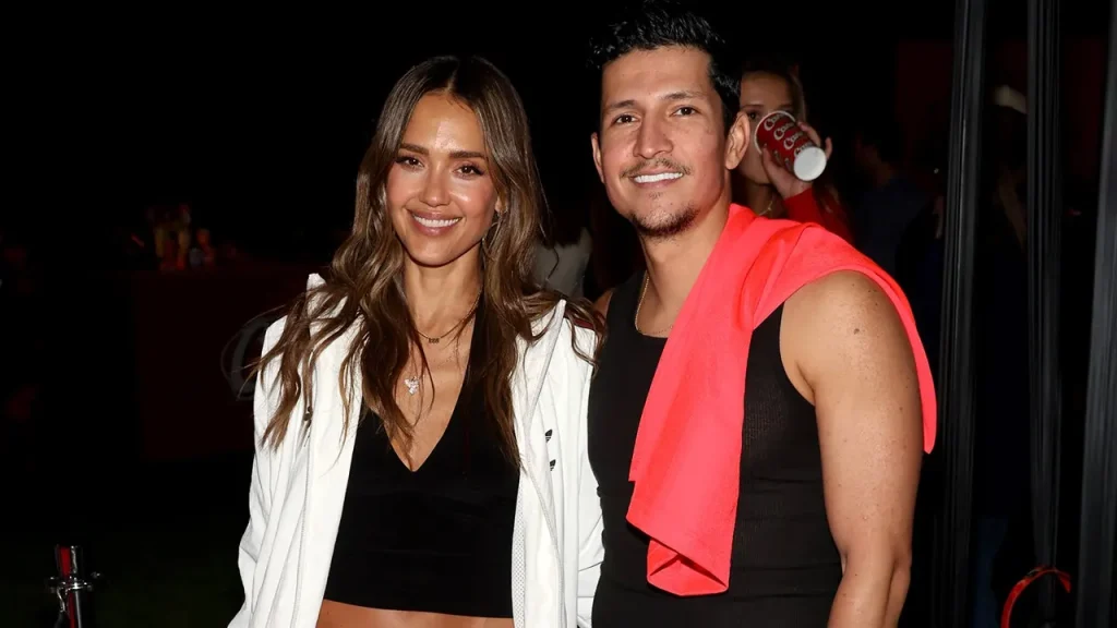 Jessica Alba curte férias românticas na Toscana com o namorado Danny Ramirez