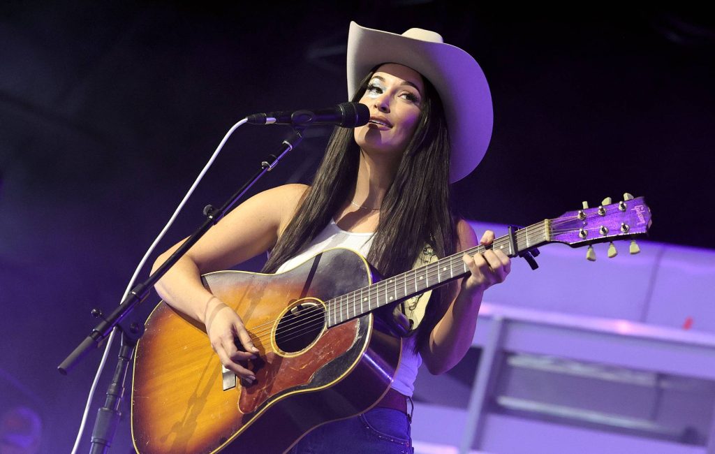 Kacey Musgraves cancela três shows nos EUA sem dar explicações; turnê Middle Of Nowhere tem datas remarcadas