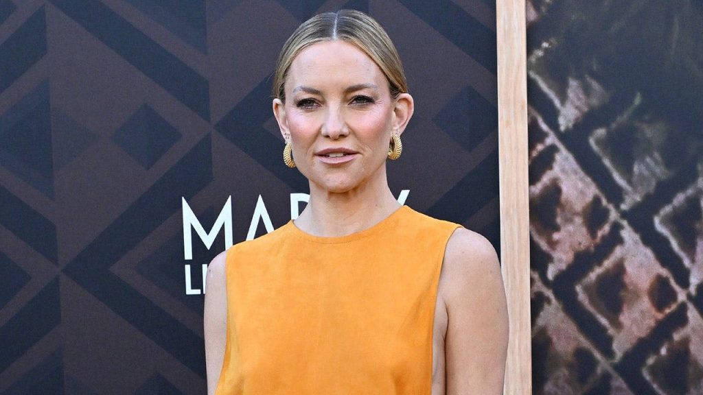 Kate Hudson exibe vários biquínis em férias em família na Grécia e fala sobre criar filhos longe da obsessão pela fama