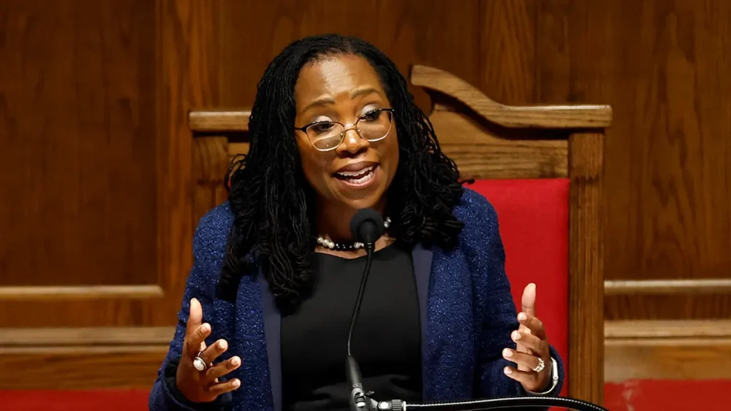Capa de Ketanji Brown Jackson na Essence Magazine gera críticas sobre conduta de ministra da Suprema Corte dos EUA
