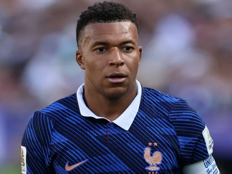 Mbappé deixa campo lesionado em estreia de Zidane pela França contra a Turquia