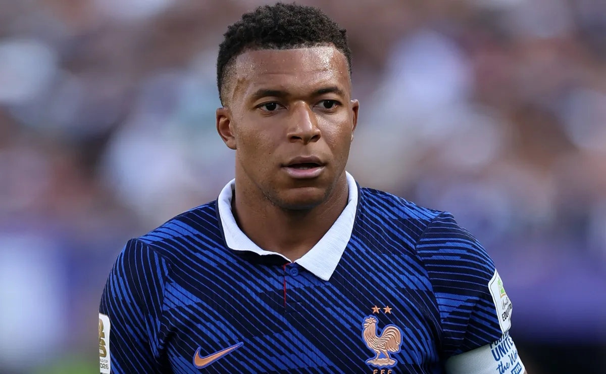 Mbappé deixa campo lesionado em estreia de Zidane pela França contra a Turquia