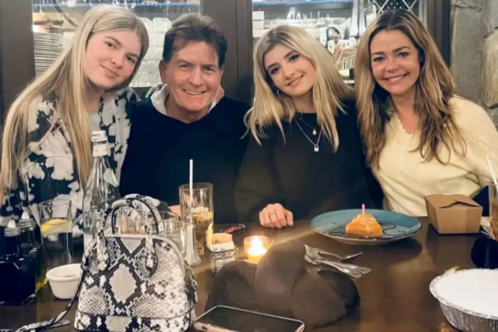Sami Sheen rebate críticas e afirma que pai, Charlie Sheen, não a sustenta financeiramente há mais de quatro anos