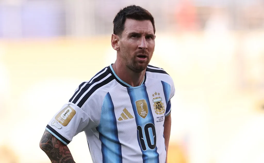 Messi chora ao receber medalha de prata após derrota na final da Copa de 2026; despedida emociona