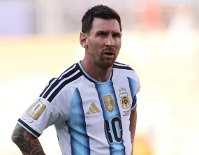 Messi chora ao receber medalha de prata após derrota na final da Copa de 2026; despedida emociona