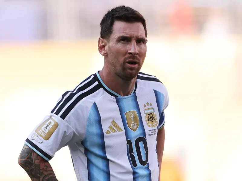 Messi chora ao receber medalha de prata após derrota na final da Copa de 2026; despedida emociona