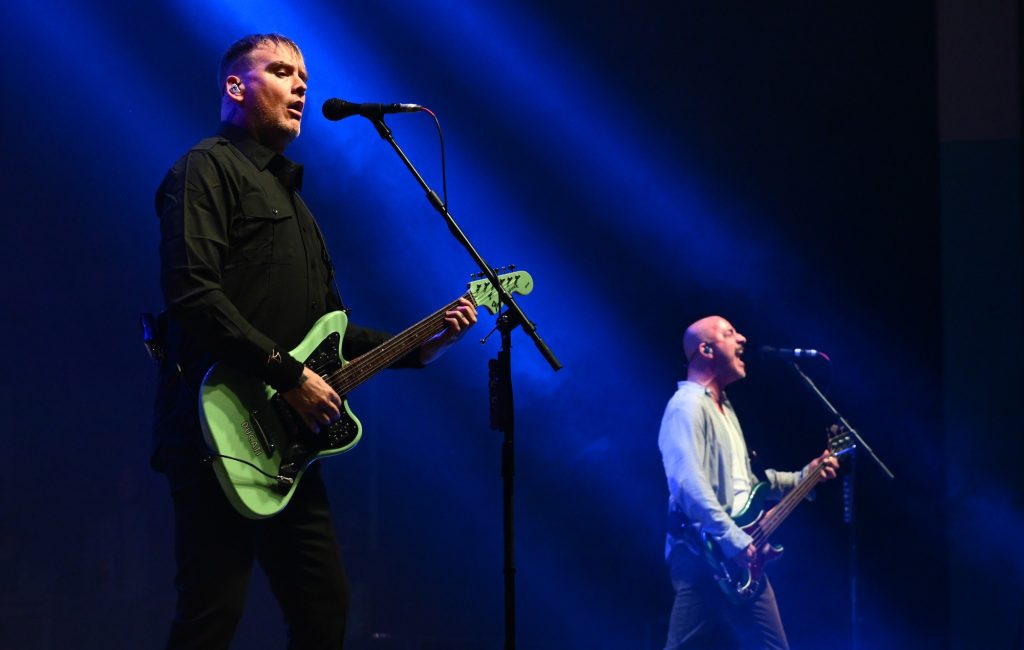 Alkaline Trio cancela turnê no Reino Unido por problemas de saúde de Matt Skiba