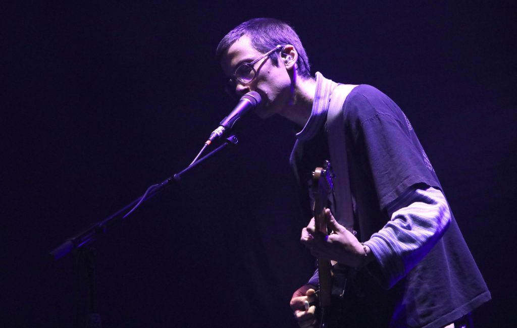DIIV anuncia novo álbum ‘ZIRP!’ com produção de A. G. Cook e divulgação por linha telefônica misteriosa