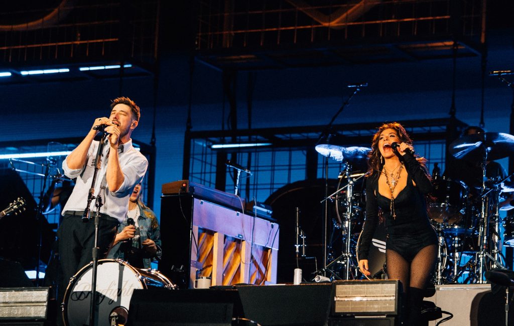Mumford & Sons surpreende Hyde Park com participações de Shania Twain e Hozier em show histórico