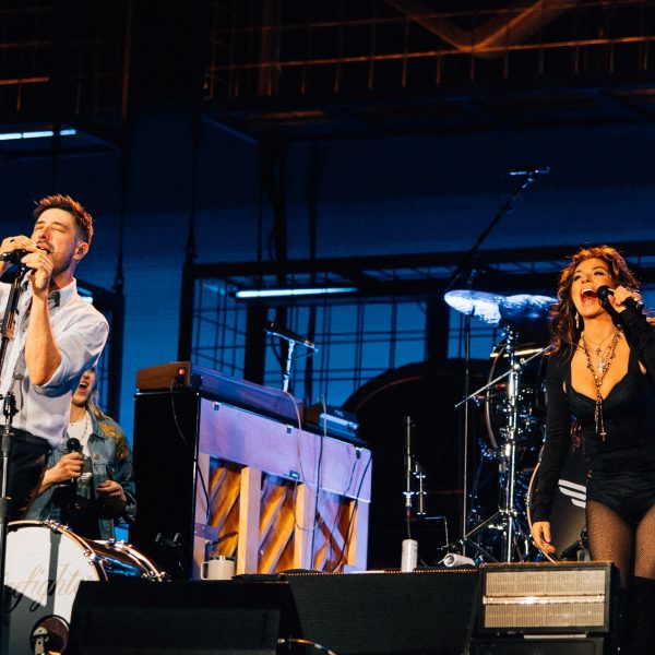 Mumford & Sons surpreende Hyde Park com participações de Shania Twain e Hozier em show histórico