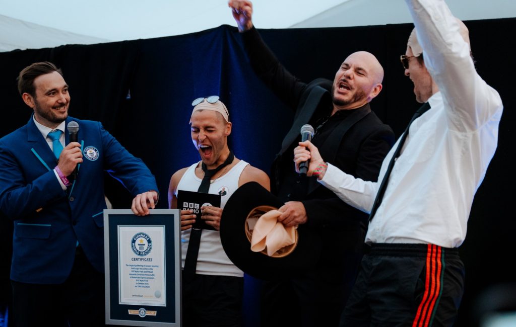 Fãs de Pitbull quebram recorde mundial no BST Hyde Park com 22.141 carecas postiças