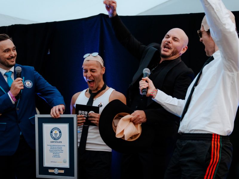 Fãs de Pitbull quebram recorde mundial no BST Hyde Park com 22.141 carecas postiças