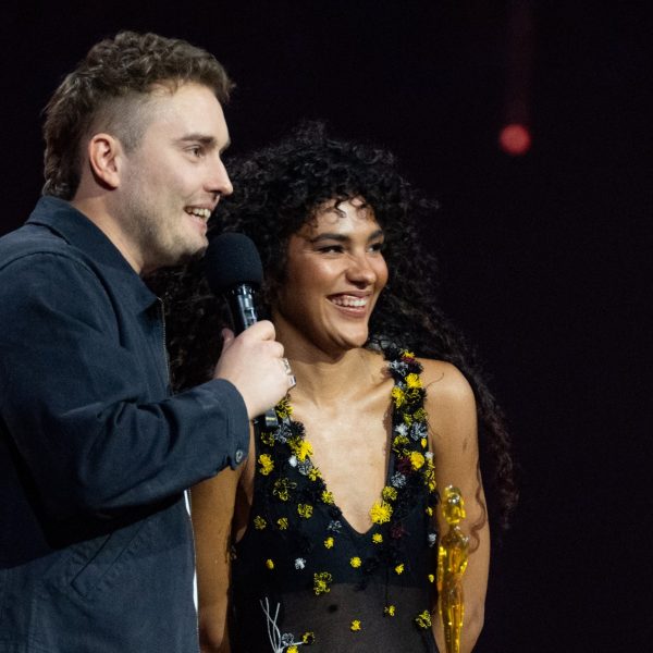 Sam Fender e Olivia Dean igualam recorde de Wet Wet Wet com Rein Me In no topo das paradas britânicas