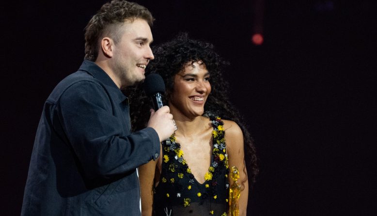 Sam Fender e Olivia Dean igualam recorde de Wet Wet Wet com Rein Me In no topo das paradas britânicas