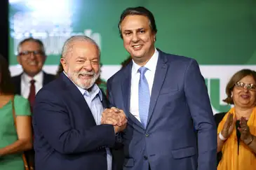 Marcelo Camargo/Agência Brasil O presidente eleito, Luiz Inácio Lula da Silva, e o futuro ministro da Educação, Camilo Santana, durante anúncio de novos ministros que comporão o governo.