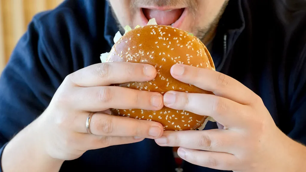 Burger King anuncia Garantia Whopper e novo cargo para melhorar atendimento após ouvir clientes