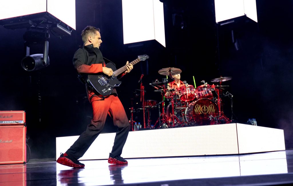 Muse estreia turnê norte-americana com músicas inéditas de The Wow! Signal e setlist recheado de hits