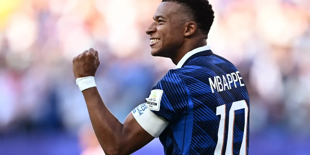 Mbappé marca de pênalti, França supera retranca do Paraguai e avança às quartas da Copa