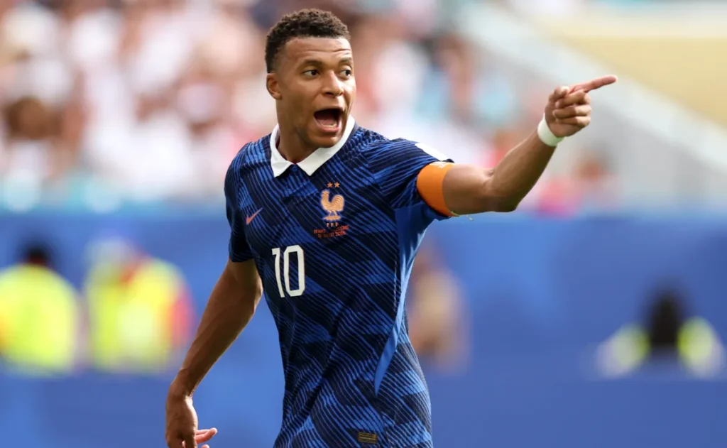 Mbappé supera Messi como maior artilheiro da história das Copas com dois gols contra a Inglaterra