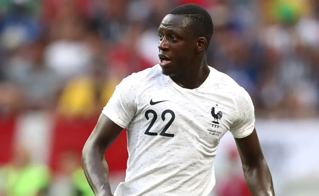 Benjamin Mendy vende réplica da taça da Copa do Mundo de 2018 em leilão por cerca de R$ 340 mil