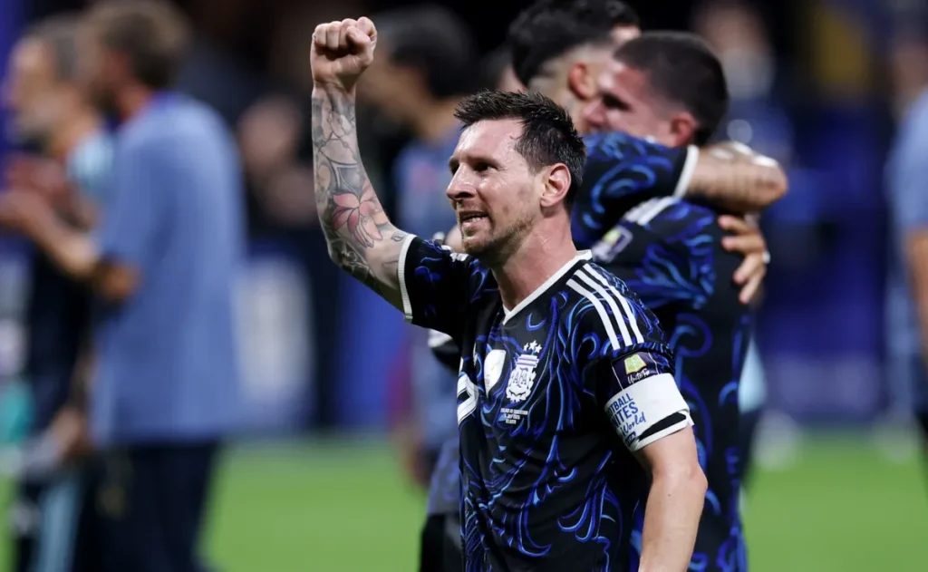 Argentina vence Inglaterra de virada e fará final da Copa contra a Espanha