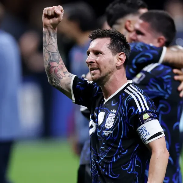 Argentina vence Inglaterra de virada e fará final da Copa contra a Espanha