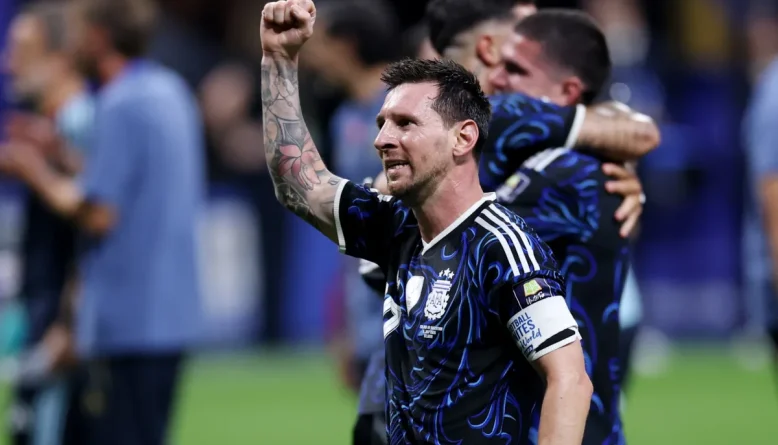 Argentina vence Inglaterra de virada e fará final da Copa contra a Espanha