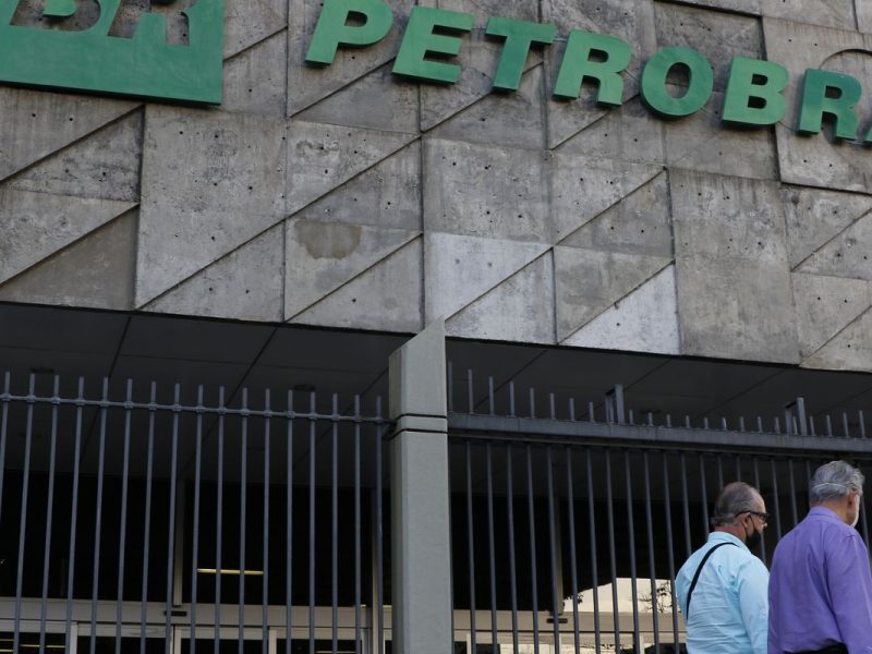 Com alívio da guerra, Petrobras reduz preço do querosene de aviação