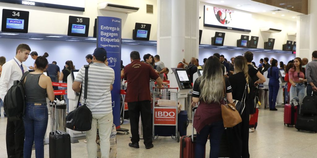 Setor de serviços recua 0,4% em maio pressionado por queda nos transportes