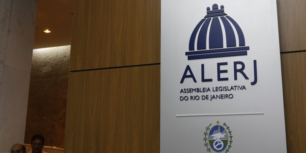 Alerj aprova tornozeleira rosa para agressores de mulheres; projeto segue para plenário